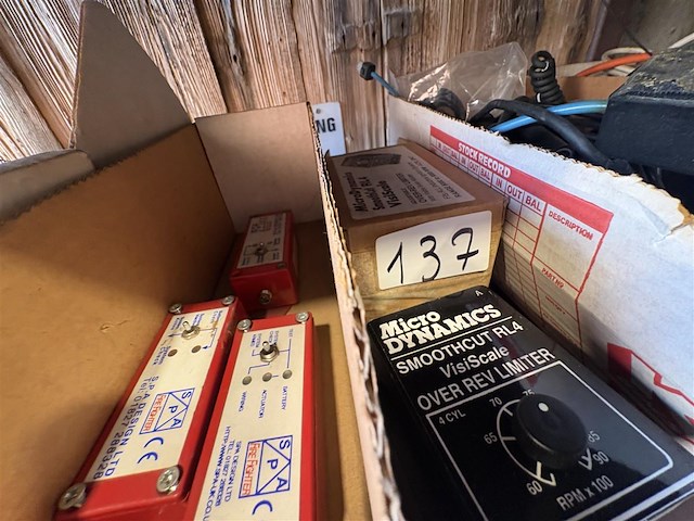 Over rev limiter - afbeelding 1 van  4