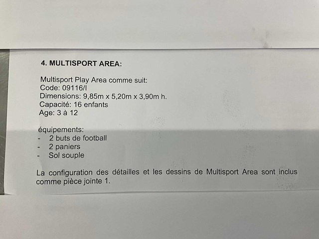 Overdekte neon sportarena - afbeelding 2 van  11