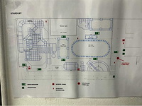 Overdekte neon sportarena - afbeelding 2 van  7