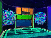 Overdekte neon sportarena - afbeelding 3 van  7