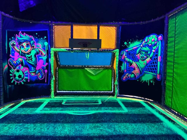 Overdekte neon sportarena - afbeelding 4 van  7