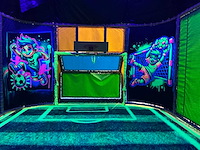 Overdekte neon sportarena - afbeelding 4 van  7