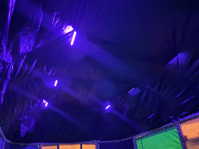 Overdekte neon sportarena - afbeelding 6 van  7