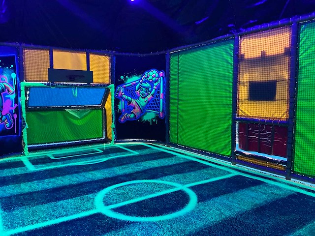 Overdekte neon sportarena - afbeelding 7 van  11