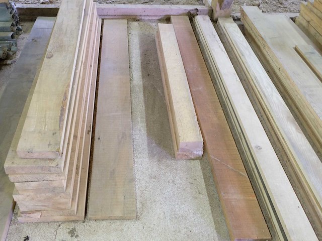 Overig hout en platen/planken/diverse stukken gezaagd hout kavel 3 - afbeelding 1 van  3