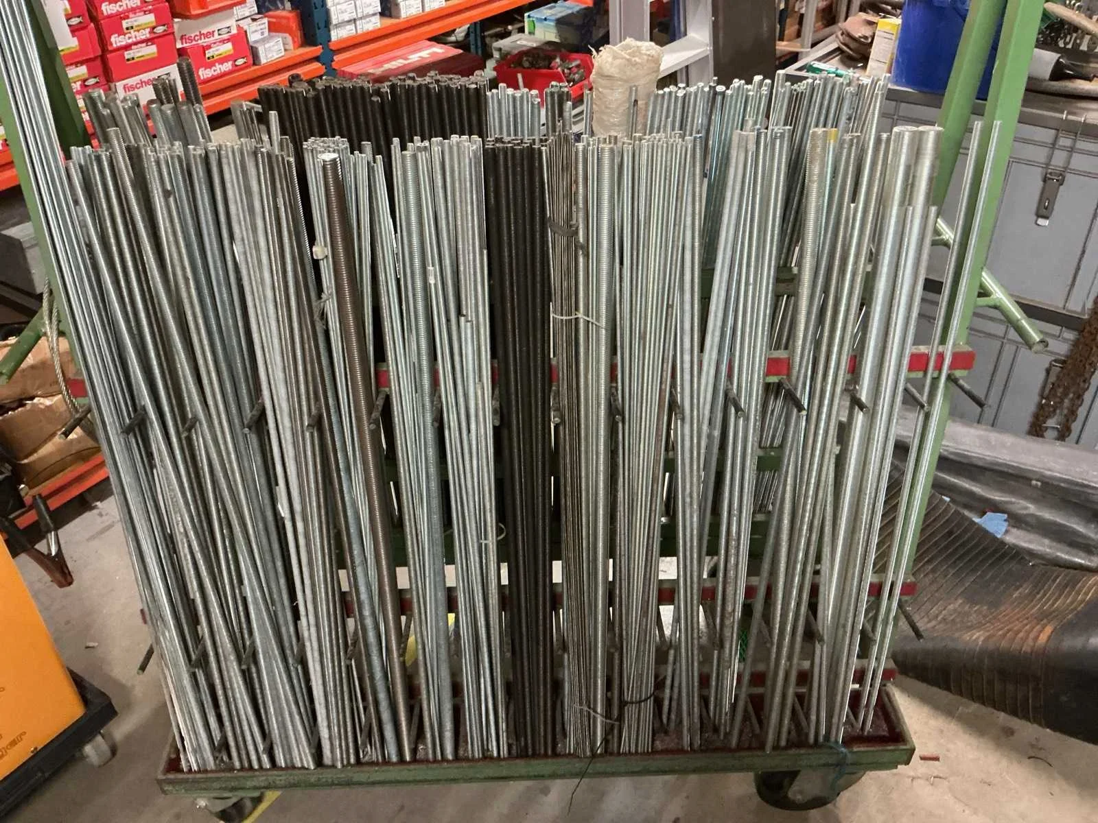 Transportfiets, lasmateriaal, chauffage- en sanitair materiaal, gereedschappen