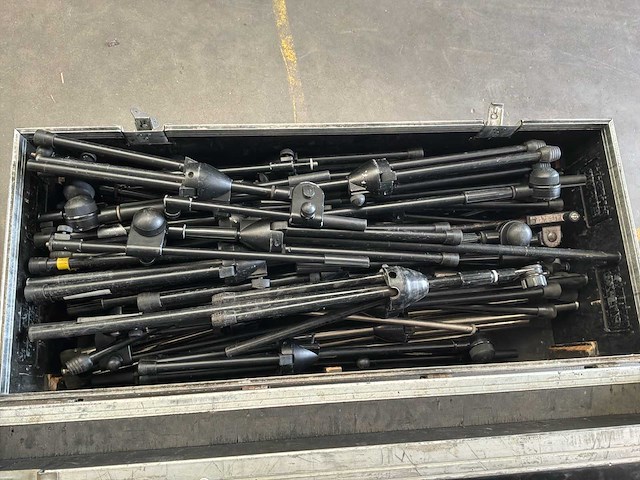 Overige podiumaccessoires - set microfoonstandaards met flycase - afbeelding 2 van  4