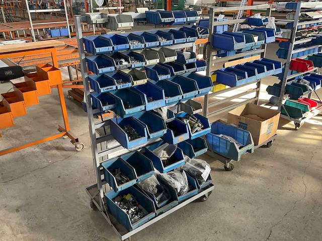 Overtoom verrijdbare bakkenstelling met inhoud - afbeelding 1 van  4