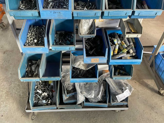 Overtoom verrijdbare bakkenstelling met inhoud - afbeelding 3 van  4