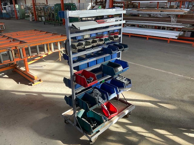 Overtoom verrijdbare bakkenstelling met inhoud - afbeelding 1 van  5