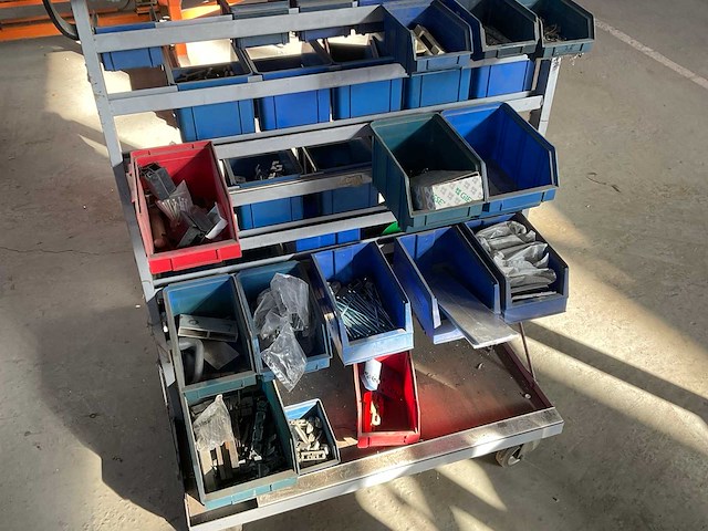 Overtoom verrijdbare bakkenstelling met inhoud - afbeelding 5 van  5