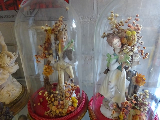 Paar bisquits onder stolp h027 - afbeelding 1 van  1