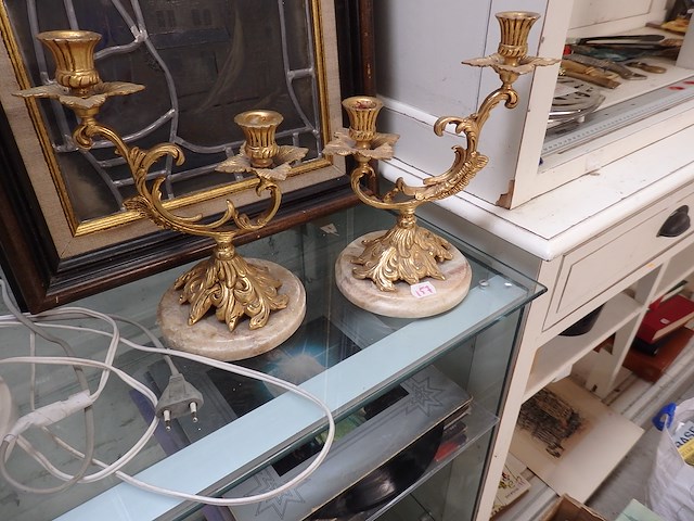 Paar bronzen kandelaars op marmer - afbeelding 1 van  1