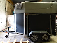 Paardenaanhangwagen saris