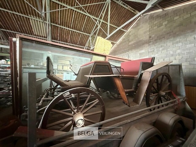 Paardenkoets antiek rijtuig - afbeelding 1 van  7