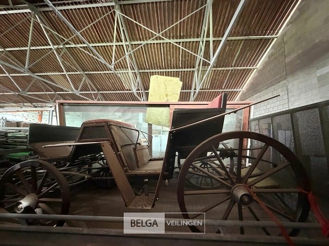 Paardenkoets antiek rijtuig - afbeelding 2 van  7