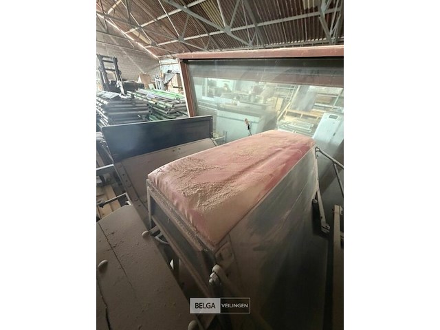 Paardenkoets antiek rijtuig - afbeelding 4 van  7