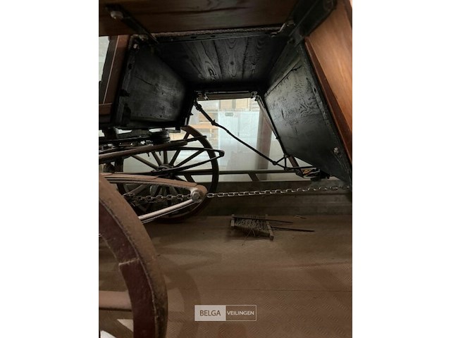Paardenkoets antiek rijtuig - afbeelding 6 van  7