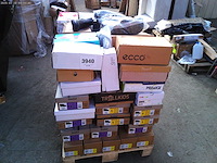 Pak van 100 paar schoenen - afbeelding 1 van  3