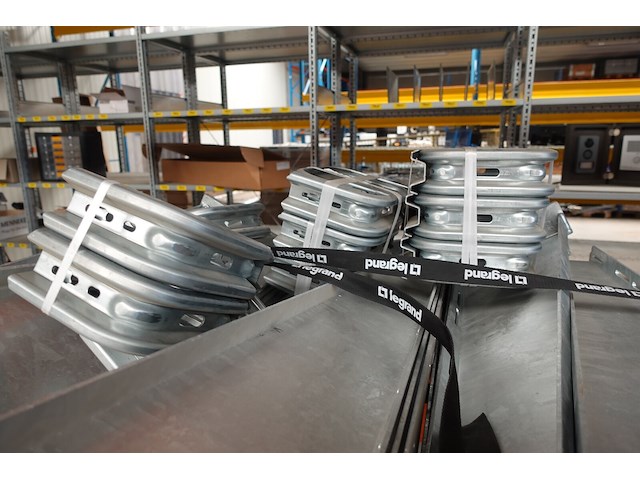 Pallet beugels + kabelgoten obo - afbeelding 2 van  10