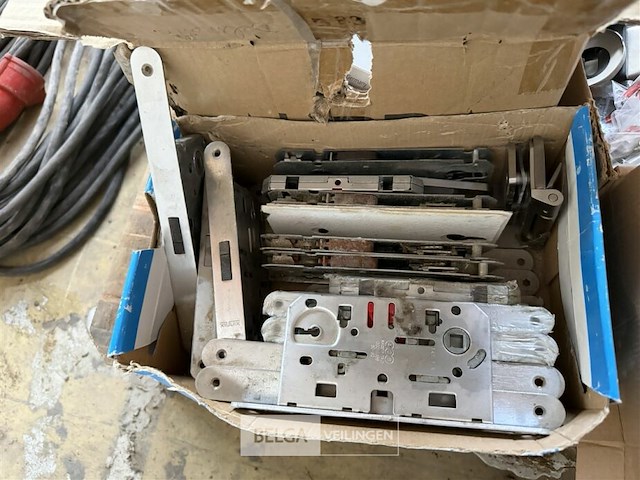 Pallet div bouwbeslag en hang-en-sluitwerk - afbeelding 10 van  10