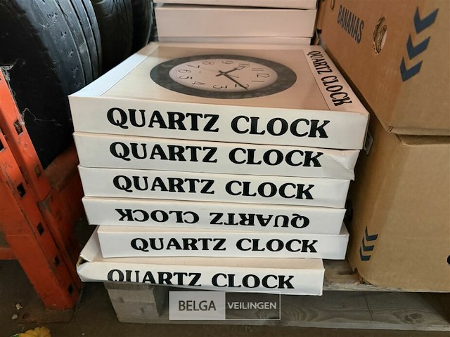 Pallet div porseleinen beeldjes en keukenklokken - afbeelding 2 van  14