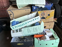 Pallet div porseleinen beeldjes en keukenklokken - afbeelding 1 van  14