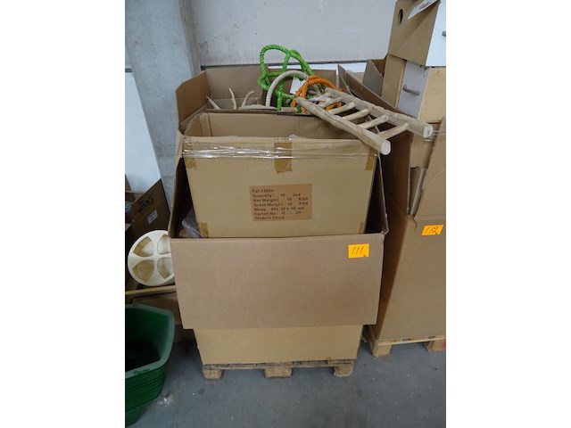 Pallet divers toebehoren dieren - afbeelding 1 van  6