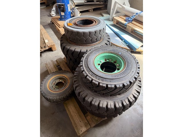 Pallet diverse banden heftruck - afbeelding 1 van  6
