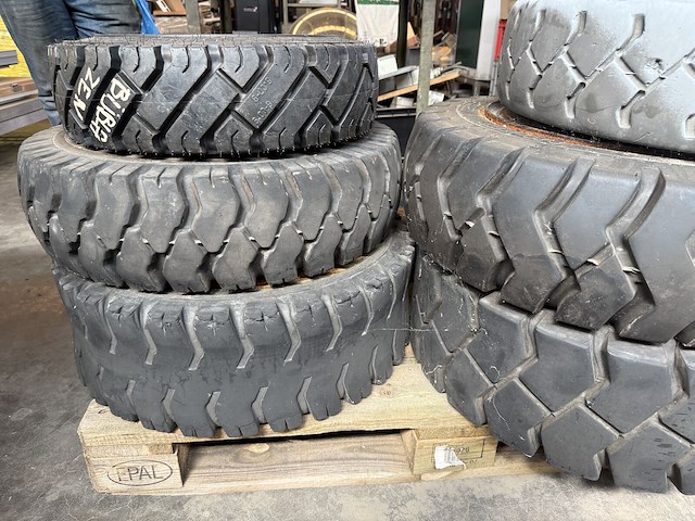 Pallet diverse banden heftruck - afbeelding 2 van  6