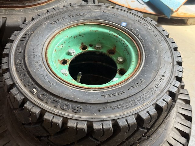 Pallet diverse banden heftruck - afbeelding 3 van  6
