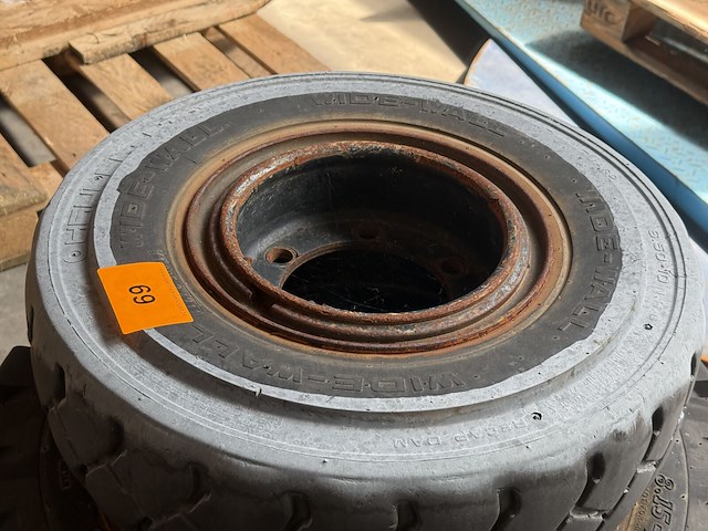 Pallet diverse banden heftruck - afbeelding 4 van  6