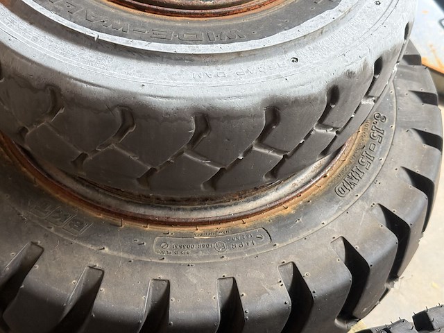 Pallet diverse banden heftruck - afbeelding 5 van  6