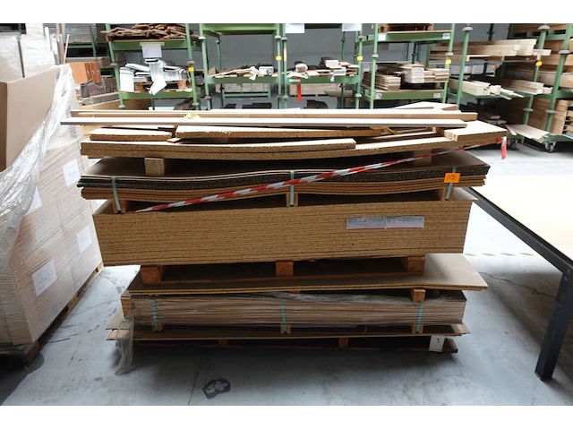 Pallet diverse houten platen - afbeelding 1 van  6