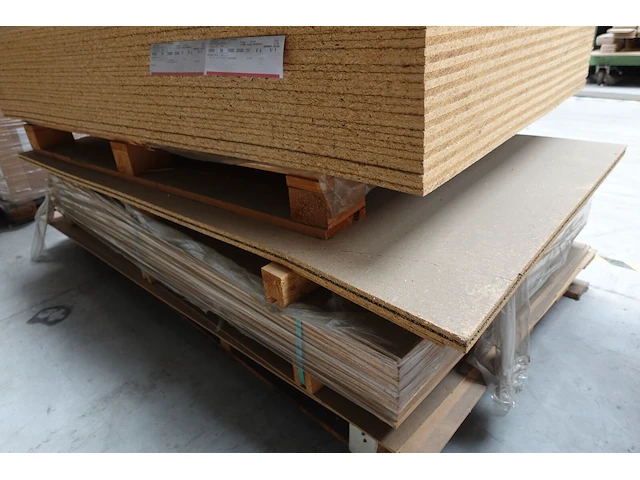 Pallet diverse houten platen - afbeelding 4 van  6