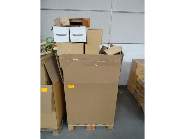 Pallet diverse houten vogelhuisjes - afbeelding 1 van  6