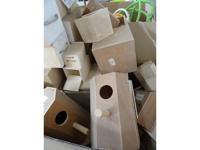 Pallet diverse houten vogelhuisjes - afbeelding 3 van  6
