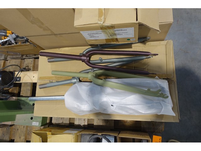 Pallet diverse onderdelen fietsherstelling - afbeelding 1 van  5