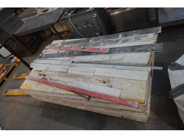 Pallet diverse planken + toebehoren - afbeelding 5 van  5