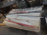 Pallet diverse planken + toebehoren - afbeelding 5 van  5