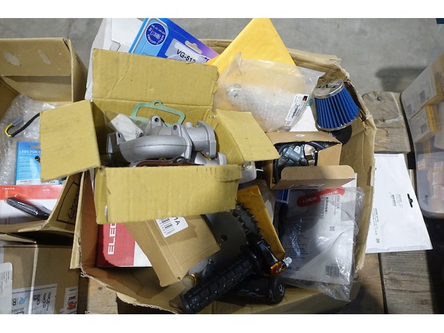 Pallet diverse reserveonderdelen brommer/motoren - afbeelding 5 van  5