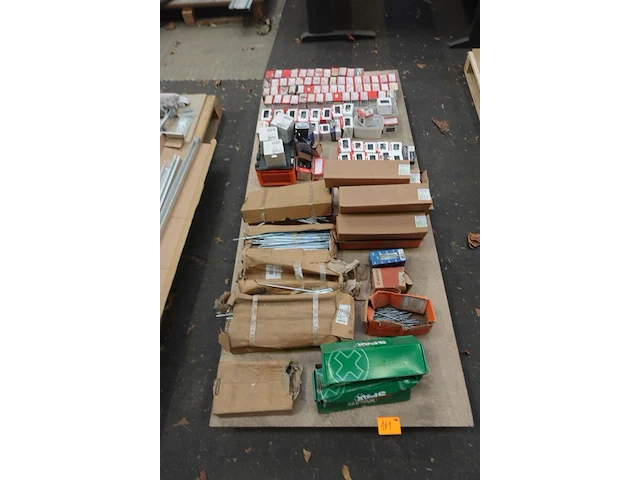 Pallet diverse schroeven inox & gekleurd - afbeelding 1 van  19
