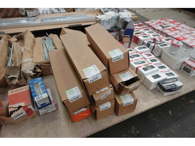 Pallet diverse schroeven inox & gekleurd - afbeelding 18 van  19