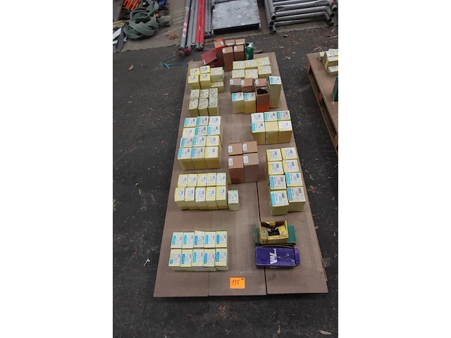 Pallet diverse schroeven - afbeelding 1 van  18