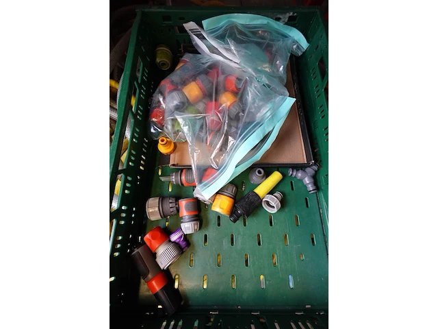 Pallet diverse tuinslangen en koppelingen - afbeelding 2 van  5