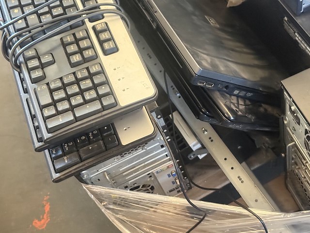 Pallet ict materiaal - afbeelding 3 van  5