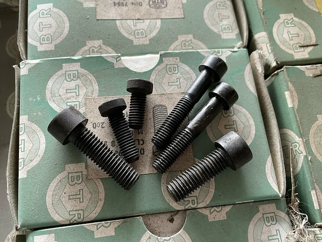 Pallet industriële bouten - afbeelding 1 van  9