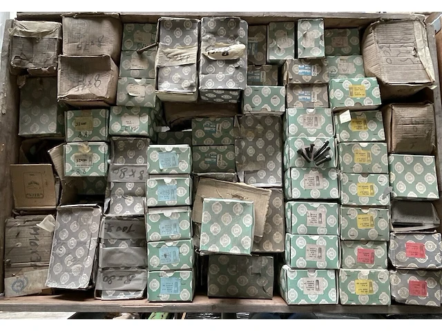 Pallet industriële bouten - afbeelding 2 van  9