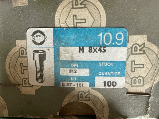 Pallet industriële bouten - afbeelding 8 van  9