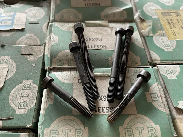 Pallet industriële bouten - afbeelding 1 van  12